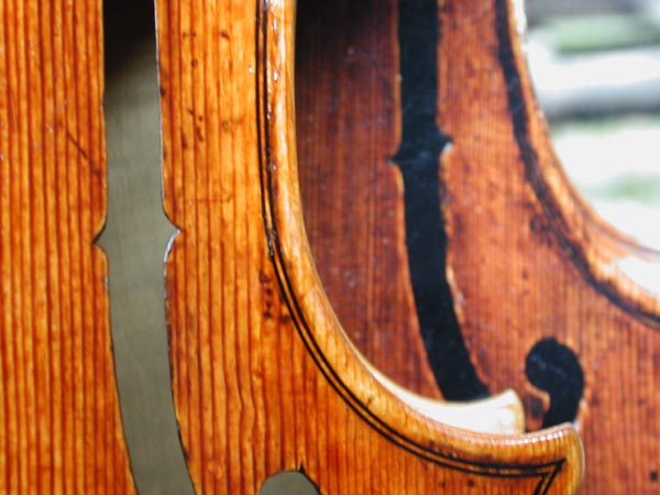 Geigenbau online: The copy and the original belly
