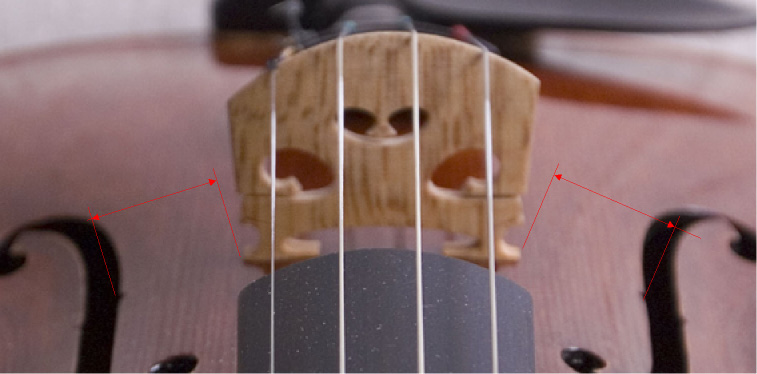 Bridge positioning between the f-hole notches
